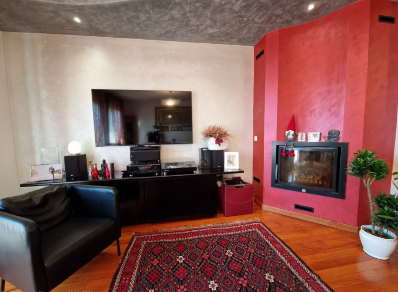 Scoprite questo splendido appartamento quadrilocale situato nel cuore del tranquillo quartiere di...