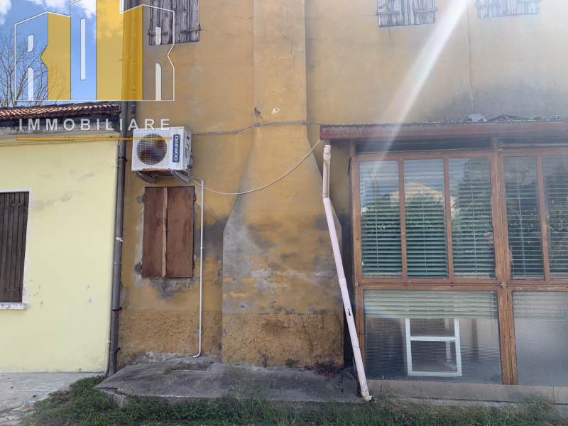 Proponiamo in esclusiva abitazione completamente da ristrutturare su due livelli con scoperto pri...