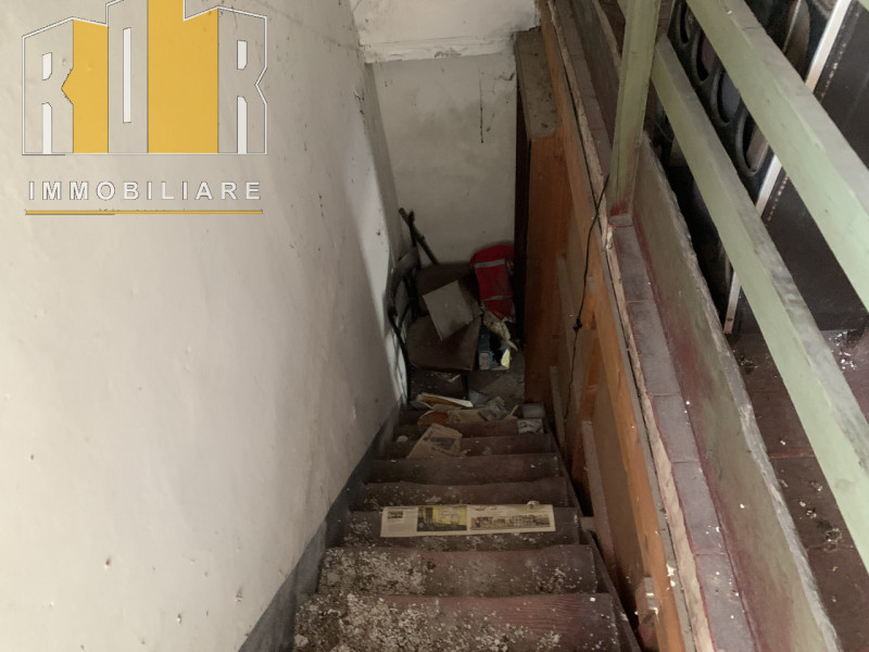 Proponiamo in esclusiva abitazione completamente da ristrutturare su due livelli con scoperto pri...
