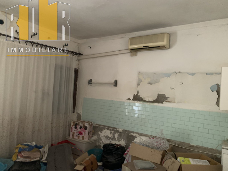 Proponiamo in esclusiva abitazione completamente da ristrutturare su due livelli con scoperto pri...