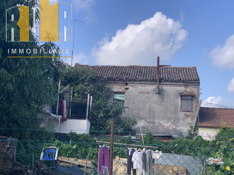 Proponiamo in esclusiva abitazione completamente da ristrutturare su due livelli con scoperto pri...