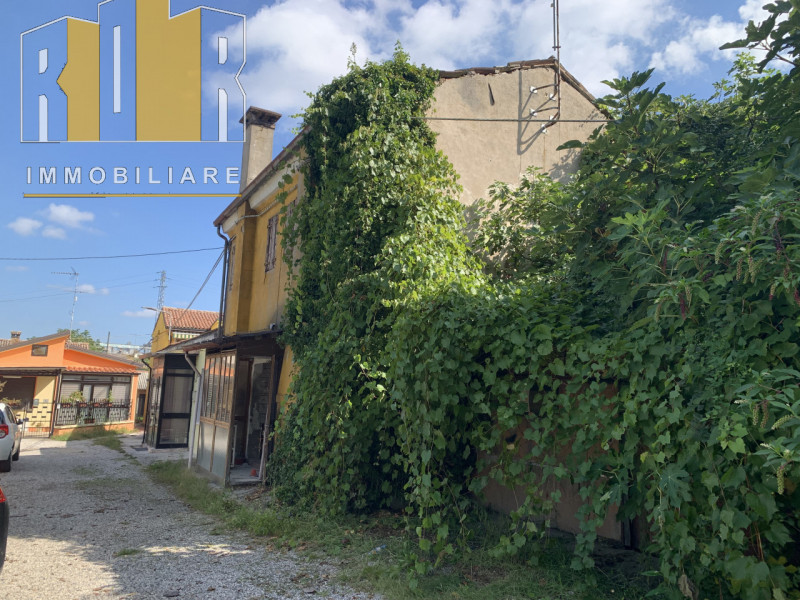 Proponiamo in esclusiva abitazione completamente da ristrutturare su due livelli con scoperto pri...