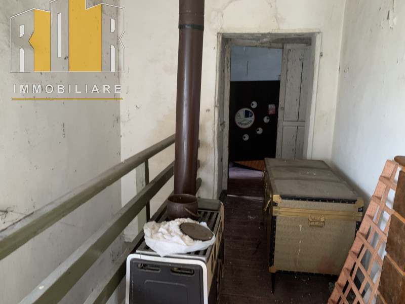 Proponiamo in esclusiva abitazione completamente da ristrutturare su due livelli con scoperto pri...