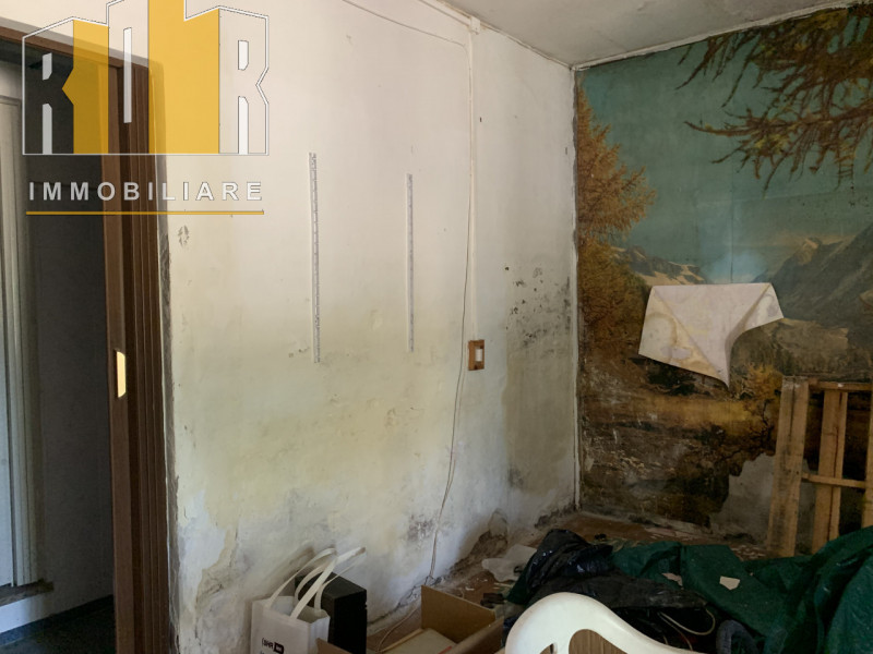 Proponiamo in esclusiva abitazione completamente da ristrutturare su due livelli con scoperto pri...