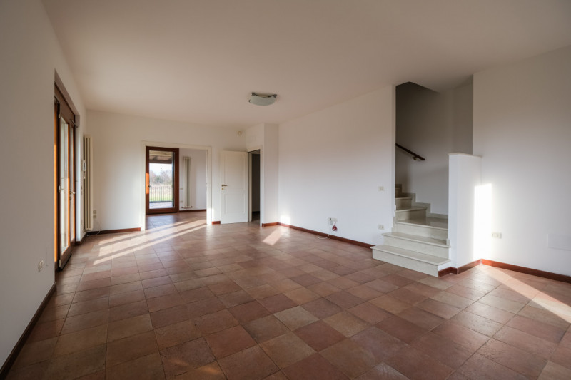 All’interno di un esclusivo complesso residenziale nato dal recupero di una villa storica, propon...