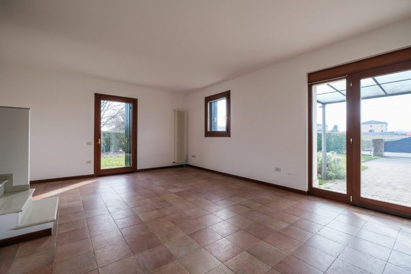 All’interno di un esclusivo complesso residenziale nato dal recupero di una villa storica, propon...