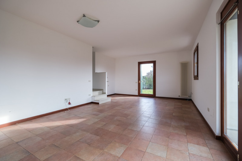 All’interno di un esclusivo complesso residenziale nato dal recupero di una villa storica, propon...