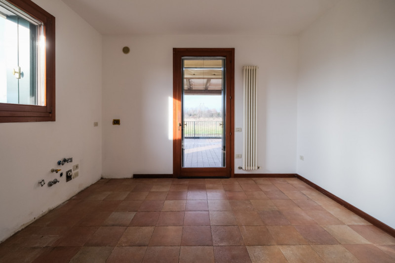 All’interno di un esclusivo complesso residenziale nato dal recupero di una villa storica, propon...