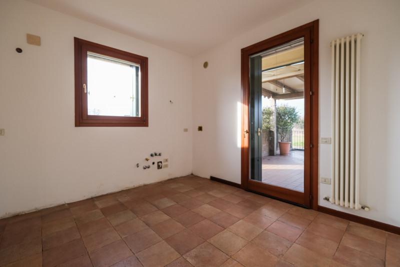 All’interno di un esclusivo complesso residenziale nato dal recupero di una villa storica, propon...