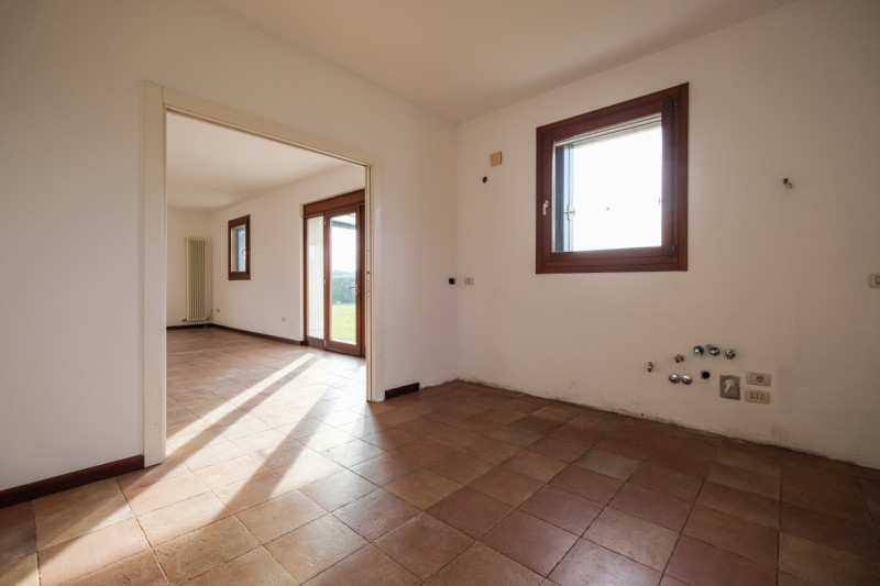 All’interno di un esclusivo complesso residenziale nato dal recupero di una villa storica, propon...