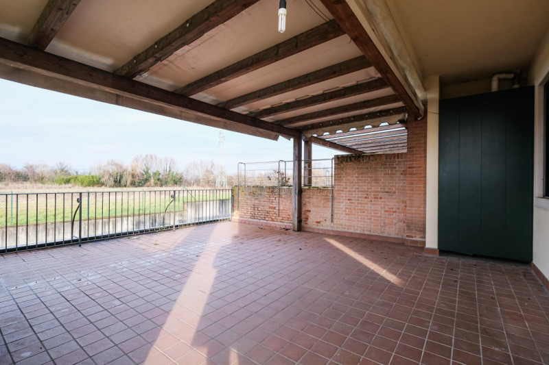 All’interno di un esclusivo complesso residenziale nato dal recupero di una villa storica, propon...