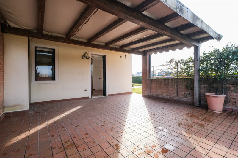 All’interno di un esclusivo complesso residenziale nato dal recupero di una villa storica, propon...