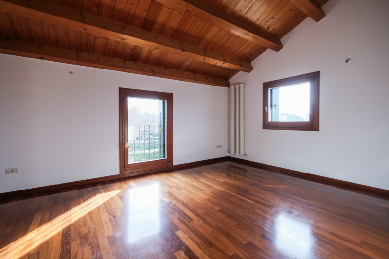 All’interno di un esclusivo complesso residenziale nato dal recupero di una villa storica, propon...