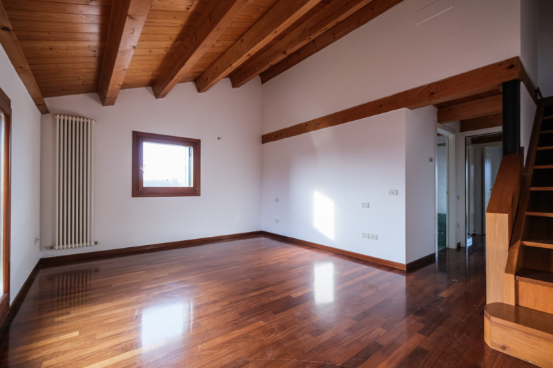 All’interno di un esclusivo complesso residenziale nato dal recupero di una villa storica, propon...