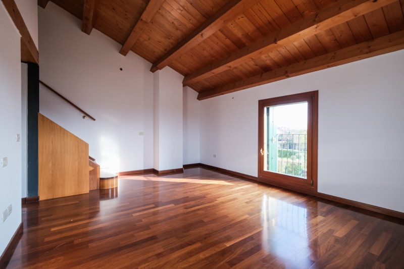 All’interno di un esclusivo complesso residenziale nato dal recupero di una villa storica, propon...