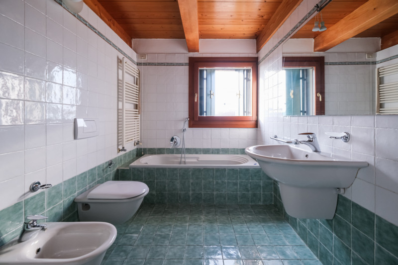 All’interno di un esclusivo complesso residenziale nato dal recupero di una villa storica, propon...