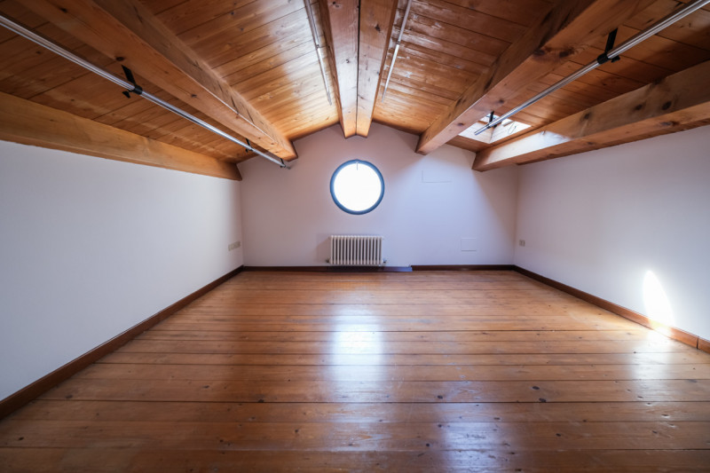 All’interno di un esclusivo complesso residenziale nato dal recupero di una villa storica, propon...