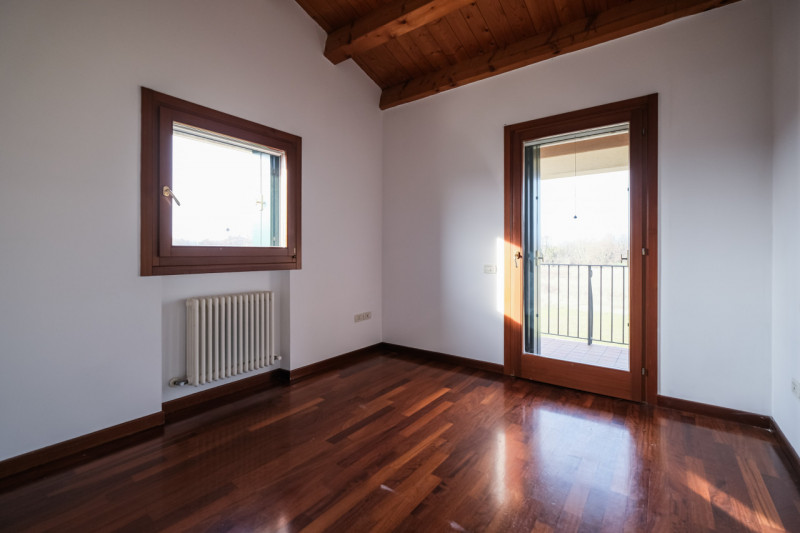 All’interno di un esclusivo complesso residenziale nato dal recupero di una villa storica, propon...