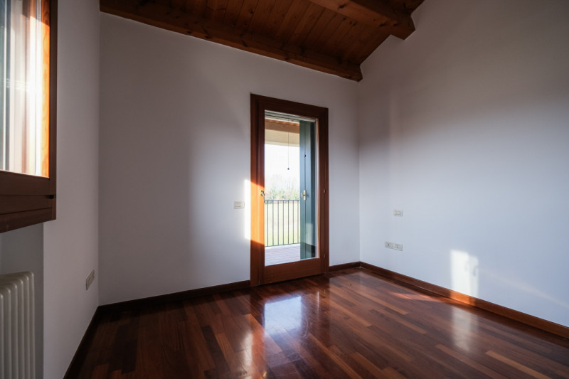 All’interno di un esclusivo complesso residenziale nato dal recupero di una villa storica, propon...