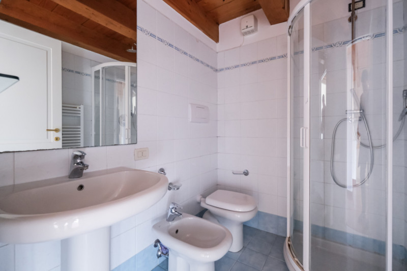 All’interno di un esclusivo complesso residenziale nato dal recupero di una villa storica, propon...