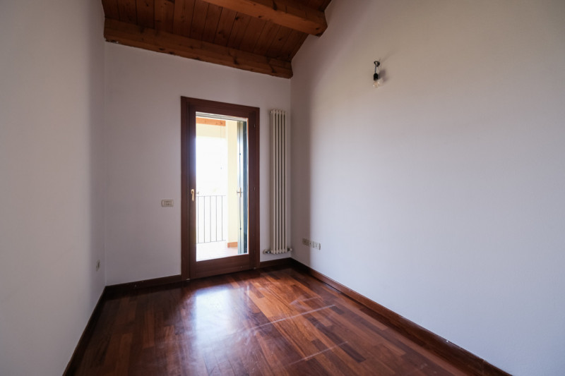 All’interno di un esclusivo complesso residenziale nato dal recupero di una villa storica, propon...