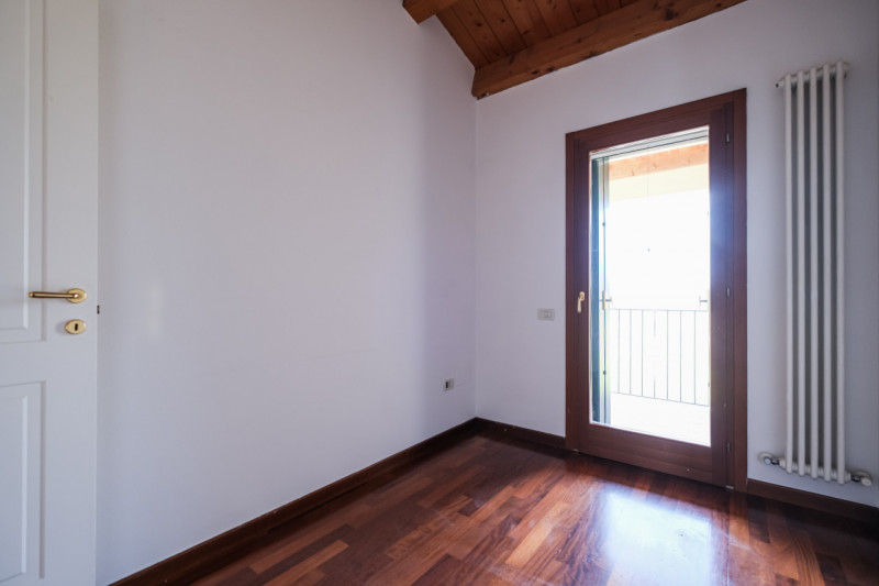 All’interno di un esclusivo complesso residenziale nato dal recupero di una villa storica, propon...