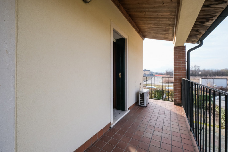 All’interno di un esclusivo complesso residenziale nato dal recupero di una villa storica, propon...