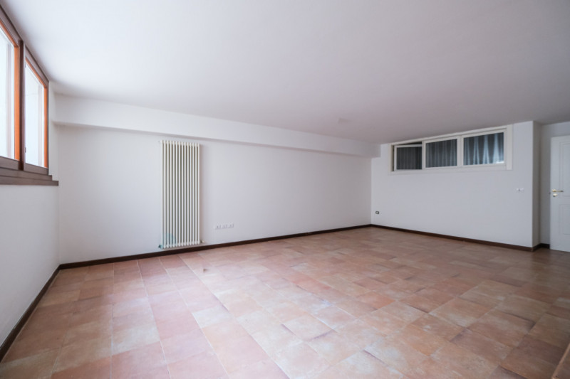 All’interno di un esclusivo complesso residenziale nato dal recupero di una villa storica, propon...