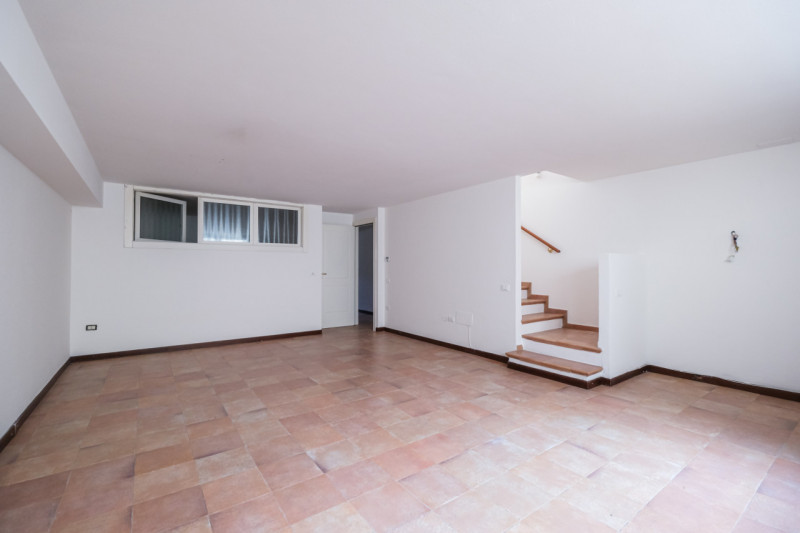 All’interno di un esclusivo complesso residenziale nato dal recupero di una villa storica, propon...