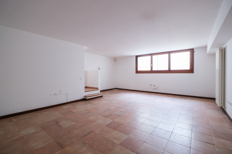 All’interno di un esclusivo complesso residenziale nato dal recupero di una villa storica, propon...