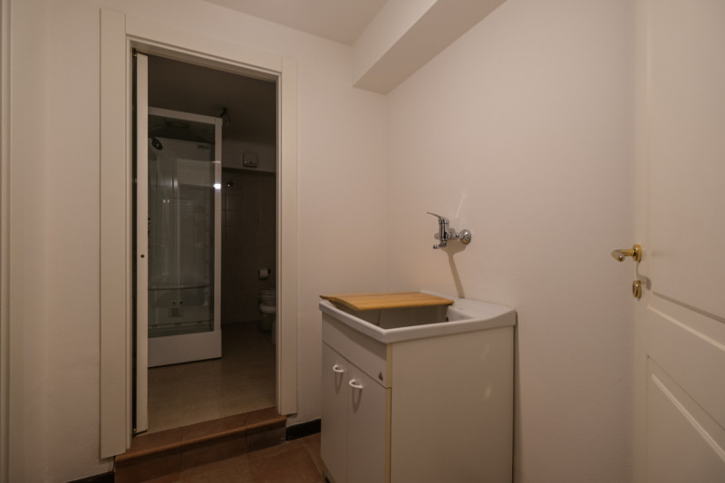 All’interno di un esclusivo complesso residenziale nato dal recupero di una villa storica, propon...