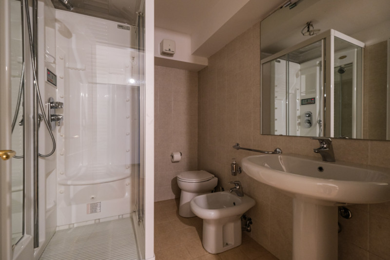 All’interno di un esclusivo complesso residenziale nato dal recupero di una villa storica, propon...