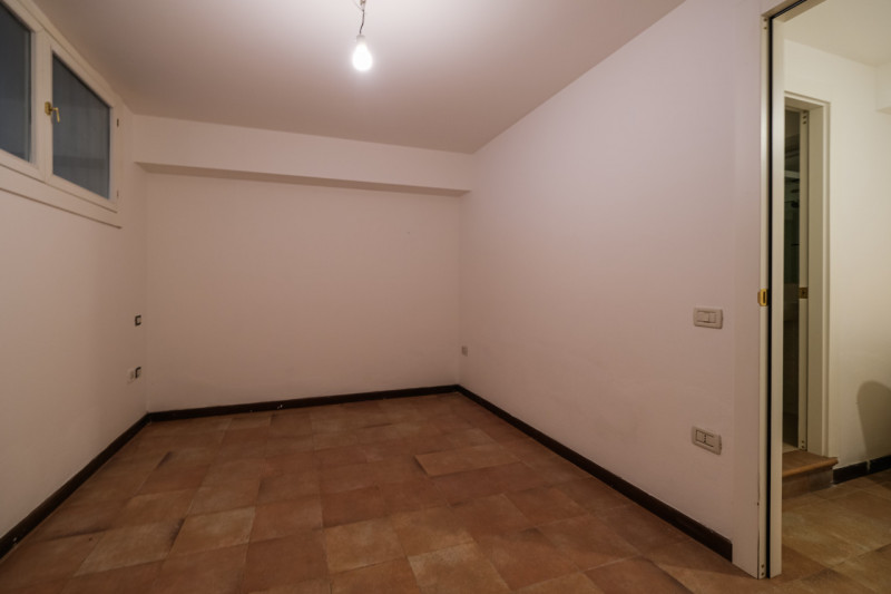 All’interno di un esclusivo complesso residenziale nato dal recupero di una villa storica, propon...