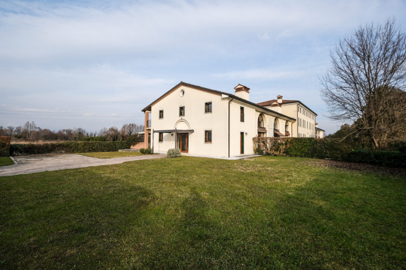 All’interno di un esclusivo complesso residenziale nato dal recupero di una villa storica, propon...