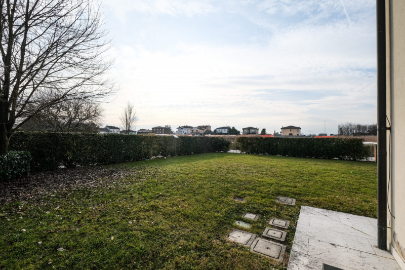 All’interno di un esclusivo complesso residenziale nato dal recupero di una villa storica, propon...