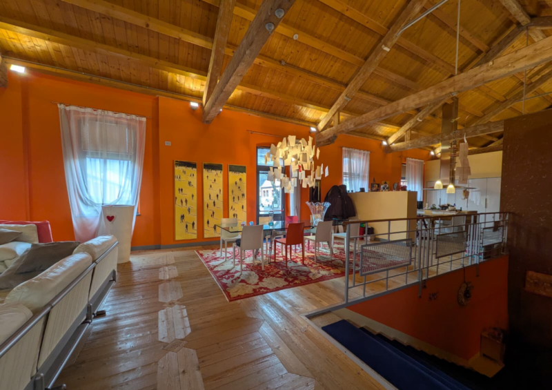 Curato ed indipendente loft sito all'interno di una ristrutturazione industriale

Trattativa rise...