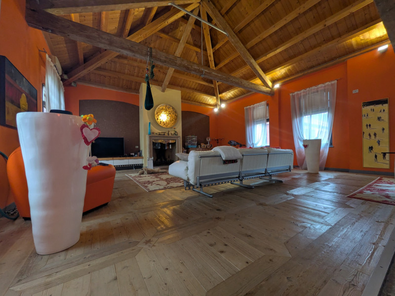 Curato ed indipendente loft sito all'interno di una ristrutturazione industriale

Trattativa rise...