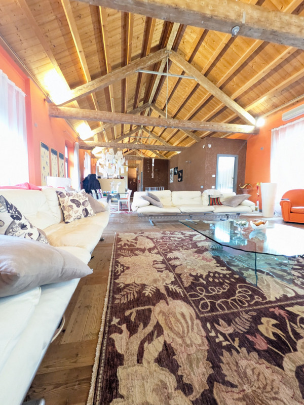 Curato ed indipendente loft sito all'interno di una ristrutturazione industriale

Trattativa rise...