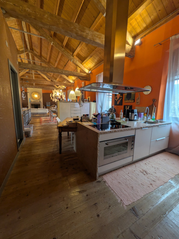 Curato ed indipendente loft sito all'interno di una ristrutturazione industriale

Trattativa rise...