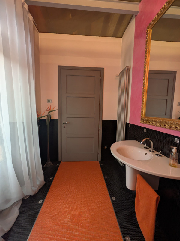 Curato ed indipendente loft sito all'interno di una ristrutturazione industriale

Trattativa rise...