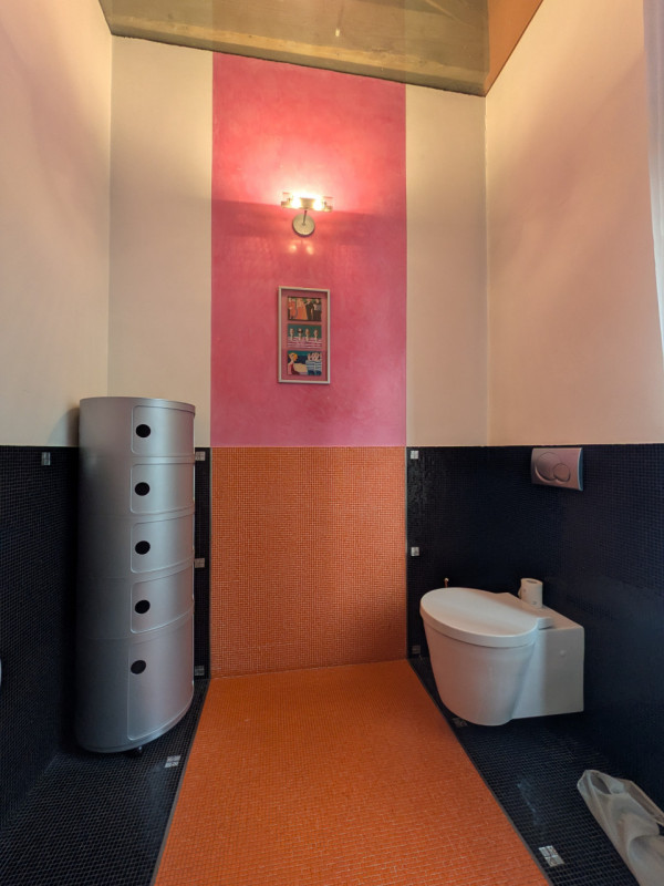 Curato ed indipendente loft sito all'interno di una ristrutturazione industriale

Trattativa rise...