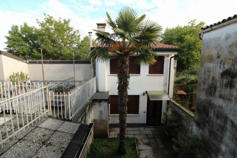 MONSELICE: nel centro storico di Monselice, proponiamo in vendita una graziosa casa semindipenden...