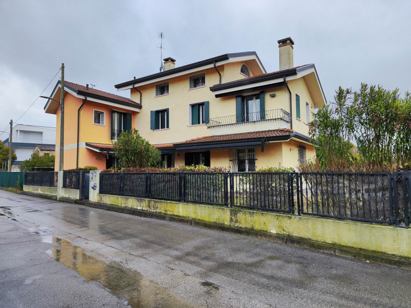 RESIDENZA DI PRESTIGIO – CASA SINGOLA CON GIARDINO PRIVATO

ZONA SAN CARLO / ARCELLA

In una dell...