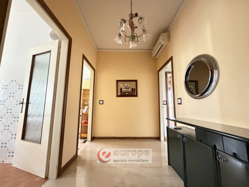 VIA MONTE SABOTINO: zona centro Sport Palladio Tricamere al terzo piano servito da ascensore, ing...