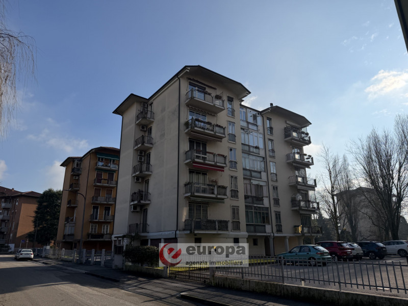 VIA MONTE SABOTINO: zona centro Sport Palladio Tricamere al terzo piano servito da ascensore, ing...