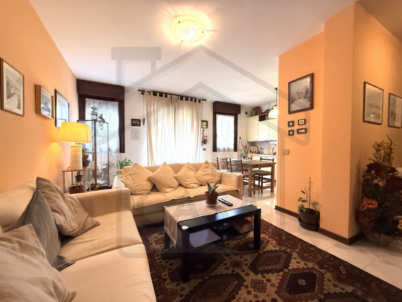 ABANO TERME - Situato nel verdeggiante quartiere Monterosso, questo luminoso appartamento quadril...