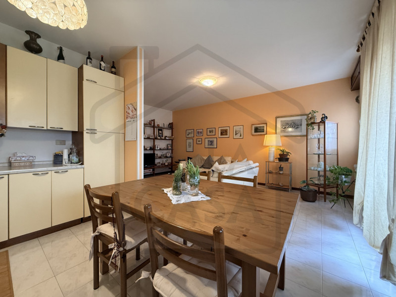 ABANO TERME - Situato nel verdeggiante quartiere Monterosso, questo luminoso appartamento quadril...