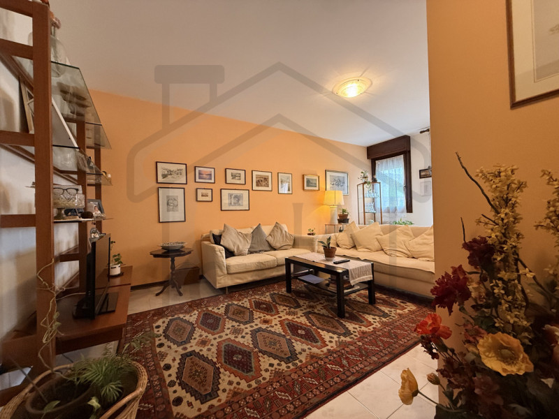 ABANO TERME - Situato nel verdeggiante quartiere Monterosso, questo luminoso appartamento quadril...