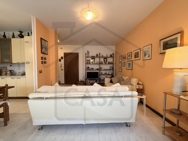 ABANO TERME - Situato nel verdeggiante quartiere Monterosso, questo luminoso appartamento quadril...