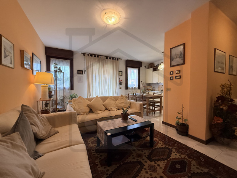 ABANO TERME - Situato nel verdeggiante quartiere Monterosso, questo luminoso appartamento quadril...